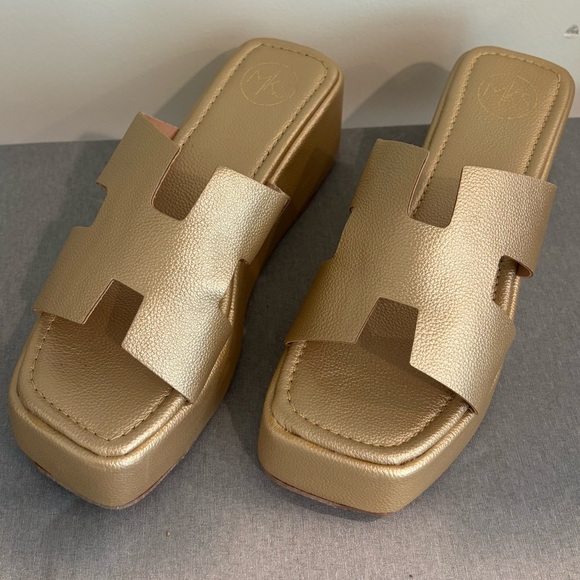 Gold Women's Sandals Hermes Vibes! - Picture 3 of 7